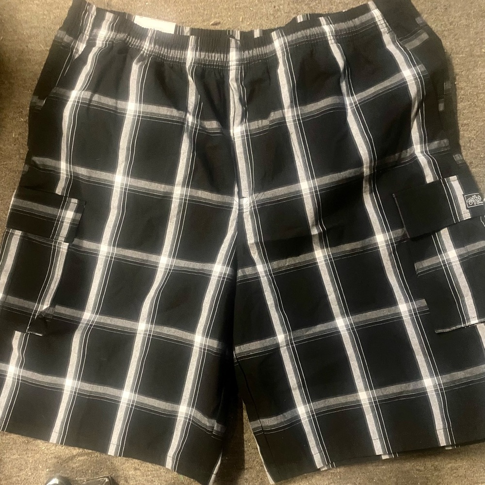 NWT…Mens shorts in size 5x….black and white shorts made by Shaka Wear - Picture 2 of 5